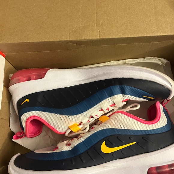 Women’s Nike air max axis size 7.5 - Picture 2 of 2